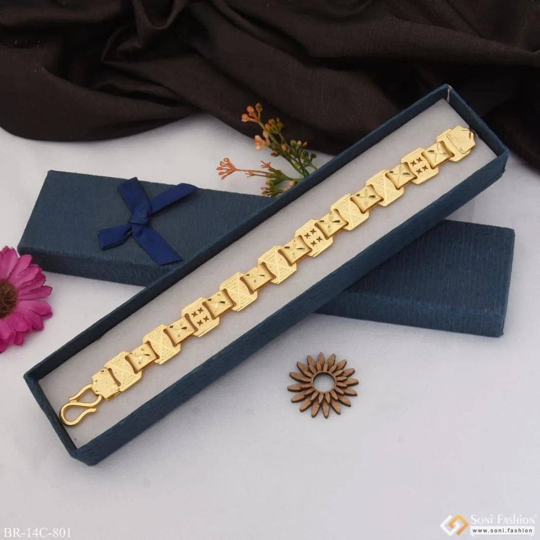 Beautiful Design Attention-getting Design Gold Plated Bracelet For Men - Style C801