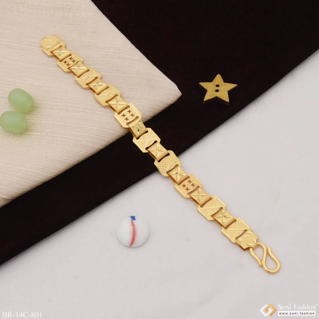 Beautiful Design Attention-getting Design Gold Plated Bracelet For Men - Style C801