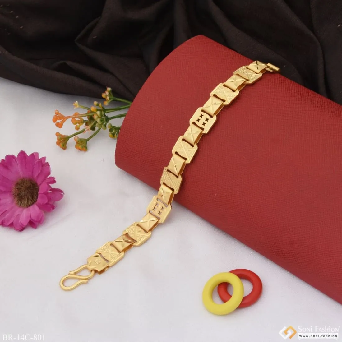 Beautiful Design Attention-getting Design Gold Plated Bracelet For Men - Style C801