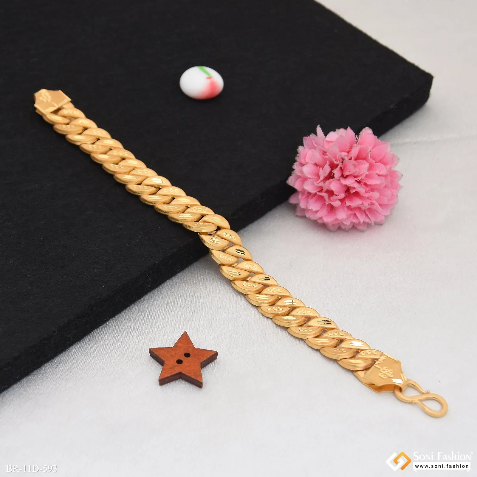 Latest Design Gold Plated Pokal Bracelet for Men - Style D593