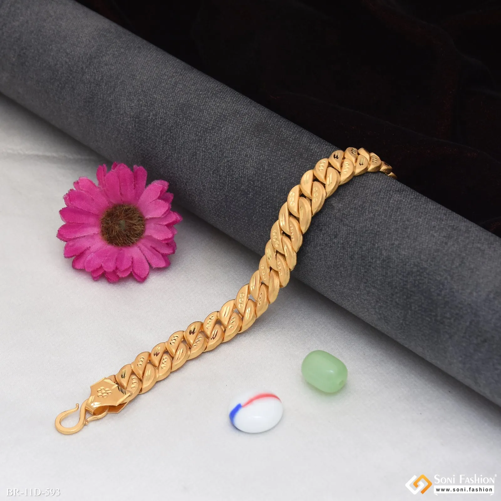 Latest Design Gold Plated Pokal Bracelet for Men - Style D593